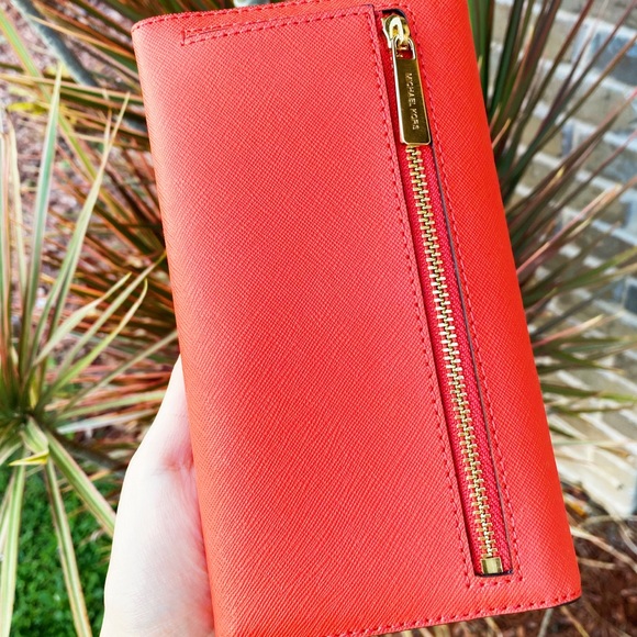 SALE‼️‼️ 👜💕- Michel Kors Large trifold Wallet - Picture 3 of 4